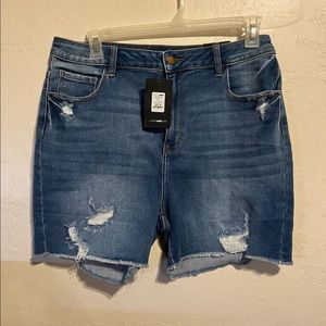 🟣Fashion Nova Jean Shorts, say's 18 but fits like a 16